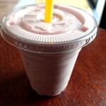 バナナライフ - ドリンク写真:バナナジュースのＲサイズ(600円税込)のストロベリートッピング(＋150円税込)