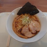 Mendokoro Miyabi - 手もみ中華そば830円+大盛100円　配膳時の画像