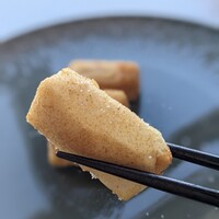 広東料理 センス - 豆腐の天ぷら。香港の名物屋台料理で、高級店のシェフもこぞってスペシャリテにするのだとか。外はサクッと中は豆腐がほわほわ、とろ～ん。仄かに効いたスパイスに食欲そそる。ジェンガでください。