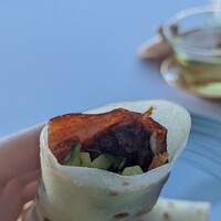 広東料理 センス - 北京ダック。揚げパンが加わり、皮のジューシーさと相まって、カリッとじゅわ～。正直、琥珀宮の方が美味しいけど、あの美味しさの犠牲を考えると、こっちを選びたい。