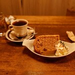 Kissa kinazakka - ラムレーズンとシナモンのシフォンケーキ、コーヒー