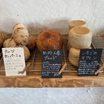 天然こうぼぱん とことこ - 黒札が、NEW Faceの月替わりパンなりねヽ(´o｀；