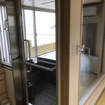 小松館好風亭 - 部屋の中から個室温泉への入り口