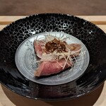 飯倉 からき - 鹿児島和牛ザブトン　白葱　モロミ　山わさび削って