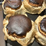 Antica osteria gondoletta - パルメザンチーズのバスクチーズケーキ　1個2800円