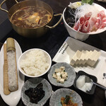 Ippin Hinabe Shikikaigan - おかず3種、ライス、杏仁豆腐付き