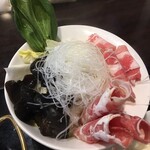 Ippin Hinabe Shikikaigan - 牛肉3切、羊肉3切、春雨、木耳、青梗菜、白菜は底までたっぷり、別盛りで豆腐