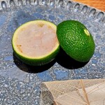 上方中華 新瓊 - 酢橘の中は河豚刺し