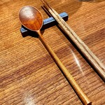 上方中華 新瓊 - スプーンは料理ごとに変えてくれます、これは山桜の木のスプーン