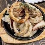 鉄板バル AKICHI - イカのアンチョビガーリックソテー