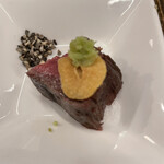 鉄板バル AKICHI - ランプ肉にガーリック、山葵、黒胡椒