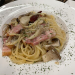 鉄板バル AKICHI - シメジとベーコンのペペロンチーノ