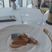 オーベルジュ・ド・リル ナゴヤ - 鰆のロティーにリースリング。これぞアルザスの伝統的な合わせ方と言っていいのではないでしょうか。しっかりした肉厚の白身のボリュームをワインがしっかり引き立てます。