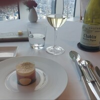 オーベルジュ・ド・リル ナゴヤ - サーモンのコンフィにシャブリ。程よいミネラル感でサーモンが生き生きしていました。