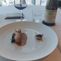 オーベルジュ・ド・リル ナゴヤ - 仔兎のローストにペルナンベルジュレス。初めて兎食べましたが、あっさりしていて肉厚、コニャックのソースがこのしっかりしたピノにマリアージュしてました。