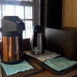 十割手打 そば処 百百百百 - 温かい「そば茶」とお水のおかわりはセルフサービス。