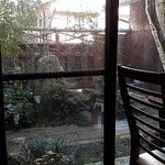 十割手打 そば処 百百百百 - テーブル席から中庭が見えます。