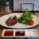 SousVide Diner - 国産牛モモ 100g ミニサラダ添え