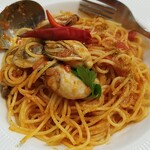 キッチン ブルー グローブ - 持参したタイ唐辛子、キャロライナリーバー、黄金の七味唐辛子を加える