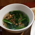 キッチン ブルー グローブ - ほうれん草スープのアップ