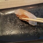 Kyuushuuzushi Sushitora Aburi Sushi Tora - 赤酢のシャリチラ見せ