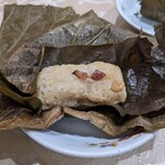 菜香新館 - 腸詰めと干し海老のおこわ 蓮の葉包み