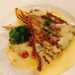 ビストロ カフェ デリ ポキナ369 - メイン:お魚チョイス　鯛のポアレ　クリームソース　付け合わせの玉ねぎも甘くて美味しかったです。