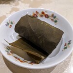 菜香新館 - 腸詰めと干し海老のおこわ 蓮の葉包み