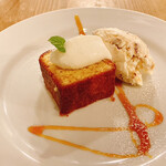 ビストロ カフェ デリ ポキナ369 - デザート:パウンドケーキが好きだとお話したらオレンジのパウンドケーキを出してくださいました。ナッツとドライフルーツのアイスも。