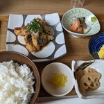 食堂 海トごはん - 「本日のお刺身と選べるおかず1種」でさば竜田ポン酢おろし 1,290円