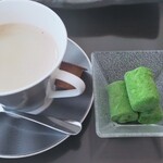 Kuroge Wagyuu Yakiniku Gaise Mmon - フリードリンクの珈琲とデザートの抹茶アイス