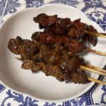 炭火焼鳥 銀座惣菜店 - 左）はつきも串タレ140円×3本＝420＋右）レバー串タレ149円×3本＝447円＝計867円