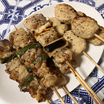 炭火焼鳥 銀座惣菜店 - 左）アスパラ串塩156円×3本＝468円＋中）ねぎ間串塩157円×2本＝314円＋右）チーズつくね串146円×3本＝438円＝計1520円