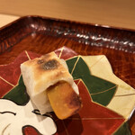 Iwamotochou Takahashi - ランチ１２１００円。唐墨西京味漬けと焼餅。生の卵巣から処理する工程に味噌漬けを加え、乾燥して仕上げた唐墨は、通常の濃厚さに加え、ほんのりと甘みがあり、焼餅とベストマッチでした♩