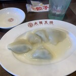 大阪王将 - 冷凍餃子を茹でたような一品。