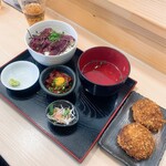 Maru ya - クジラ定食　ローストビーフ丼、クジラユッケ、クジラメンチ　これで1200円はバーゲンプライス