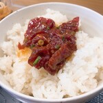 ○屋 - クジラユッケをご飯にのせて、これだけで一杯いけます