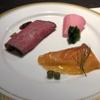 洋食 つばき - 飛騨牛のローストビーフとろけます　サーモンのマリネもなかなか