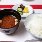 貴船べにや - 吸物：赤だし　ご飯・香の物　'13 6月上旬