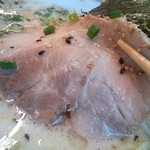 Meichen Ramen - ﾁｬｰｼｭｰは豚ﾛｰｽ肉で、しっとり食感。ｶｯﾄは大きめで、良心的なｽﾍﾟｯｸ