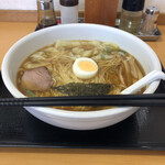 らーめんどんぐり - ワンタンめん、中、950円。