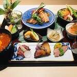 ​炭火焼 旬彩だるま - お昼の人気メニュー「13品膳」