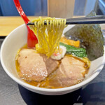 超純水採麺 天国屋 - 生麺ですが、昔ながらの黄色い縮れ麺を見事に再現しています