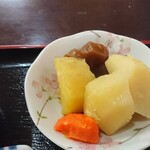 鉄板焼 くるみ - ピリ辛こんにゃくとじゃがいもの煮
