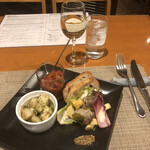 眞 - 前菜3種盛合せ：ラタトゥイユ、砂肝のコンフィ、カブとホタテのエスカルゴバター。ハウスワイン、白ワイン:2020ピノ・グリージョ・ガルガーネガ サン・ジョルジョ グラス 一杯目