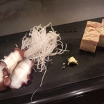 京すし - タコの刺身と玉子焼き