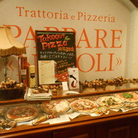 PAPPARE NAPOLI - ピッツァサンプル　右上には時間禁煙の表示
