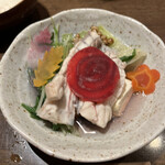 とらふぐの会 - お姉さんが綺麗にとりわけ。