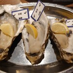 Shi-Fu Doresutoran Ando Ba Esuke Sebun - 生牡蠣　本日のおまかせ3種食べ比べ