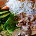 BINH MINH restaurant - サラダと子袋